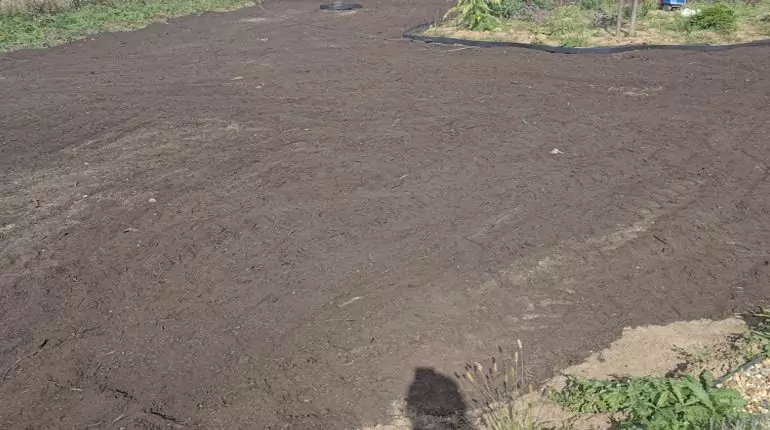 Na nový trávník se těší rodina v okr. Litoměřice. Odtěžení vrstvy jílu, bude krásná nová půda, instalace závlahy, výsev trávníku. slideshow3