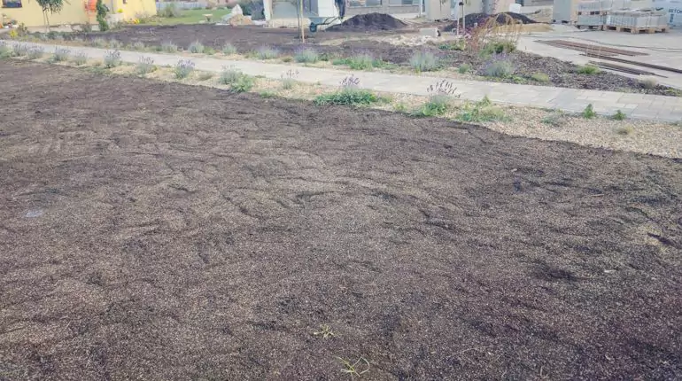 Na nový trávník se těší rodina v okr. Litoměřice. Odtěžení vrstvy jílu, bude krásná nová půda, instalace závlahy, výsev trávníku. slideshow6