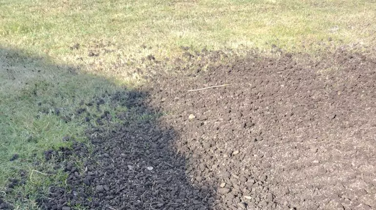 Oživení trávníku v Račicích. Odhalení povrchu, odlehčení půdy, zapravení sklopísku, topdressing, leveling, přesev. slideshow7