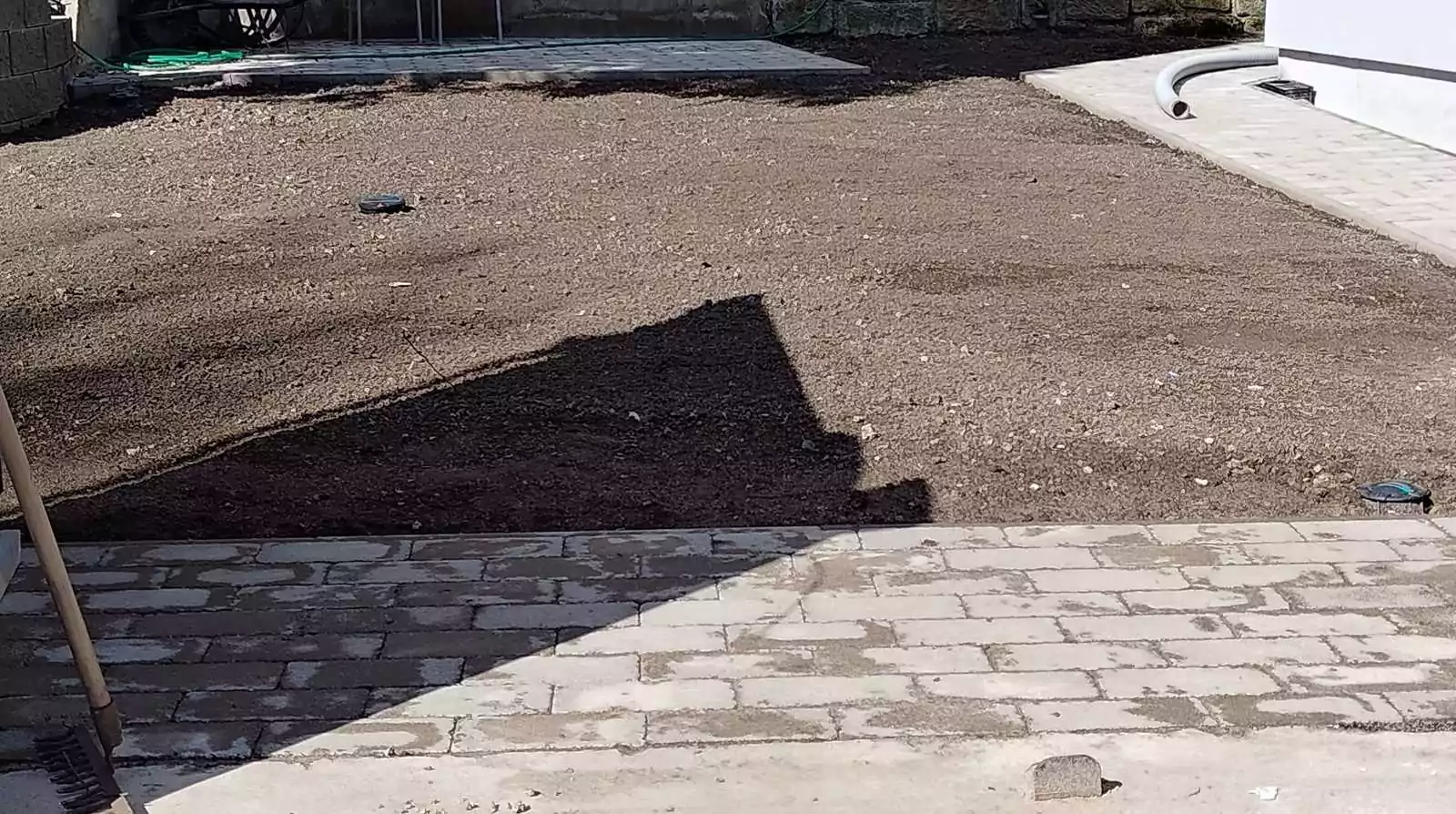Pokládka travního koberce Brníkov. Zapravení základní vrstvy a leveling, pokládka travního koberce. slideshow1