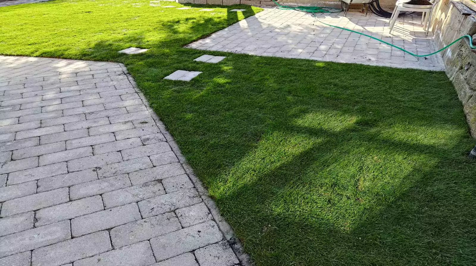Pokládka travního koberce Brníkov. Zapravení základní vrstvy a leveling, pokládka travního koberce. slideshow10