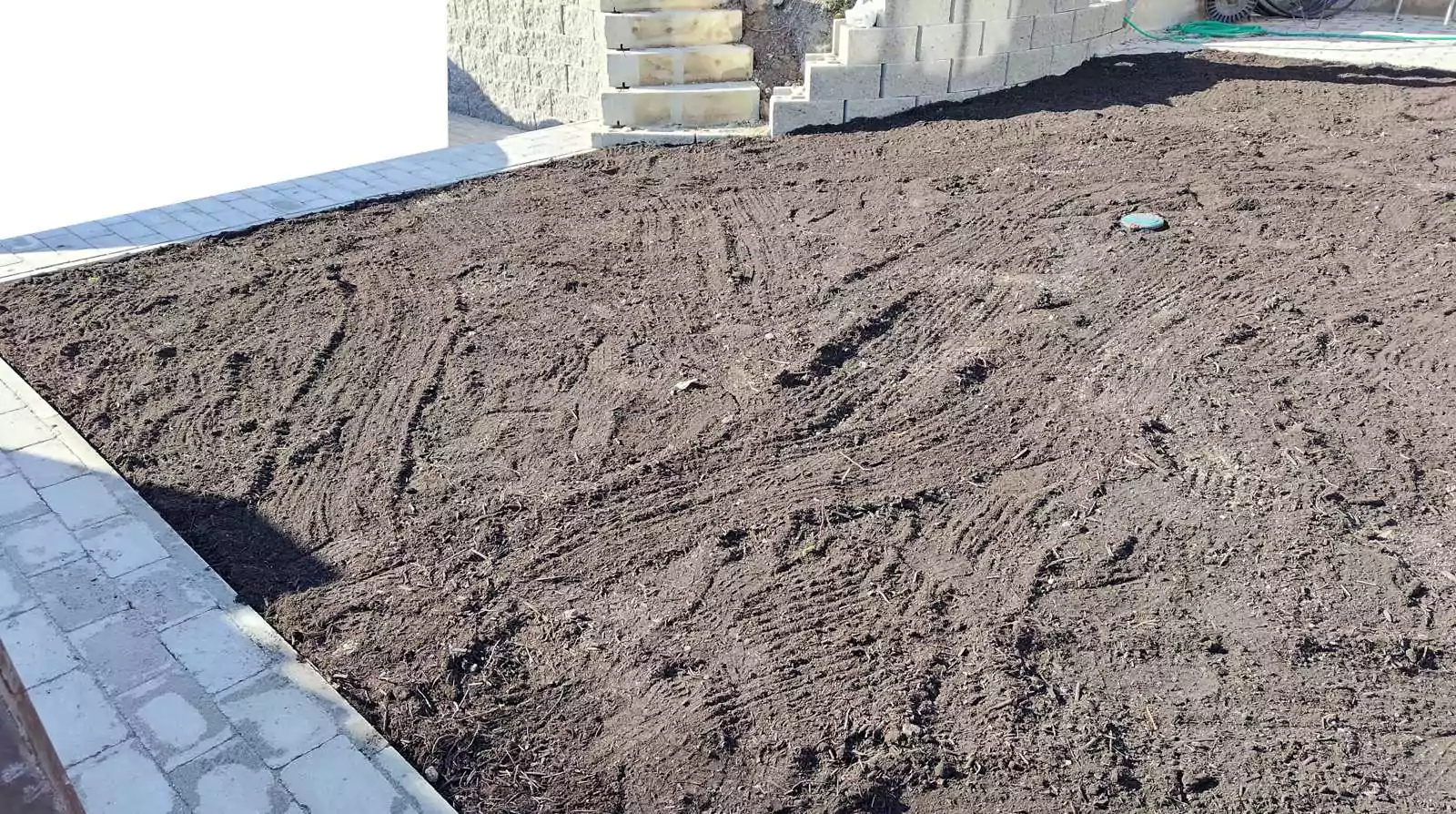 Pokládka travního koberce Brníkov. Zapravení základní vrstvy a leveling, pokládka travního koberce. slideshow4