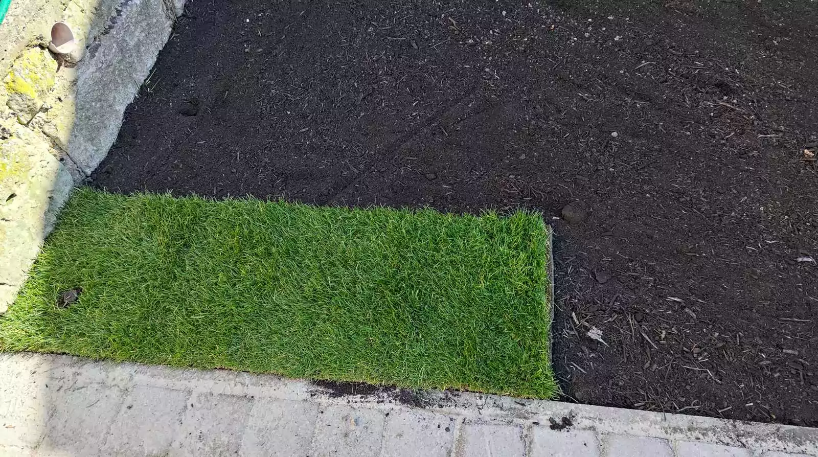 Pokládka travního koberce Brníkov. Zapravení základní vrstvy a leveling, pokládka travního koberce. slideshow6
