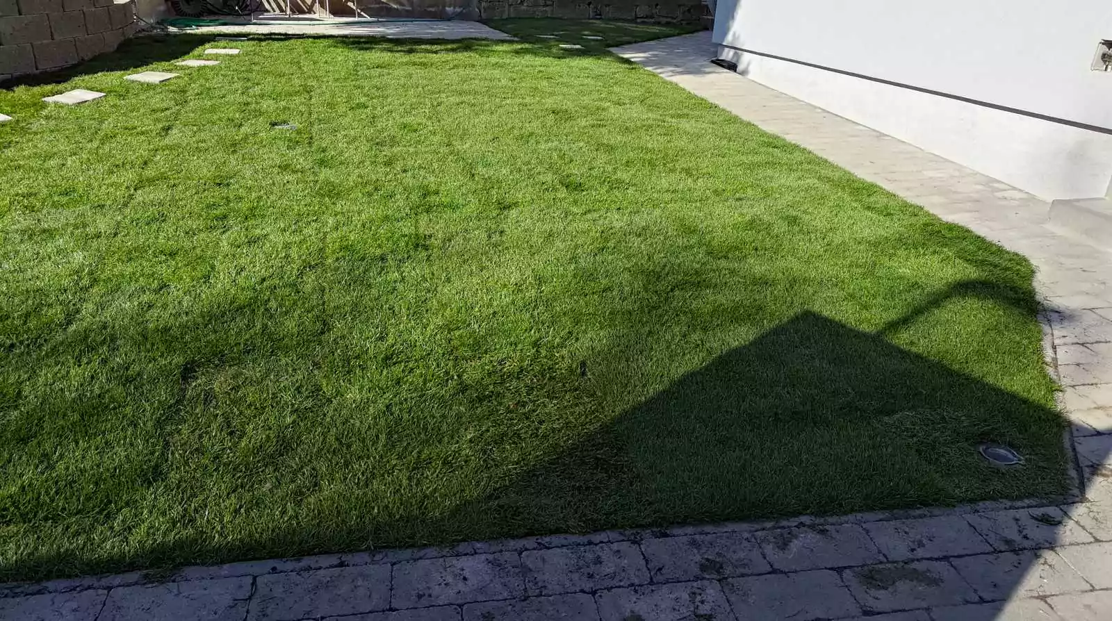 Pokládka travního koberce Brníkov. Zapravení základní vrstvy a leveling, pokládka travního koberce. slideshow8