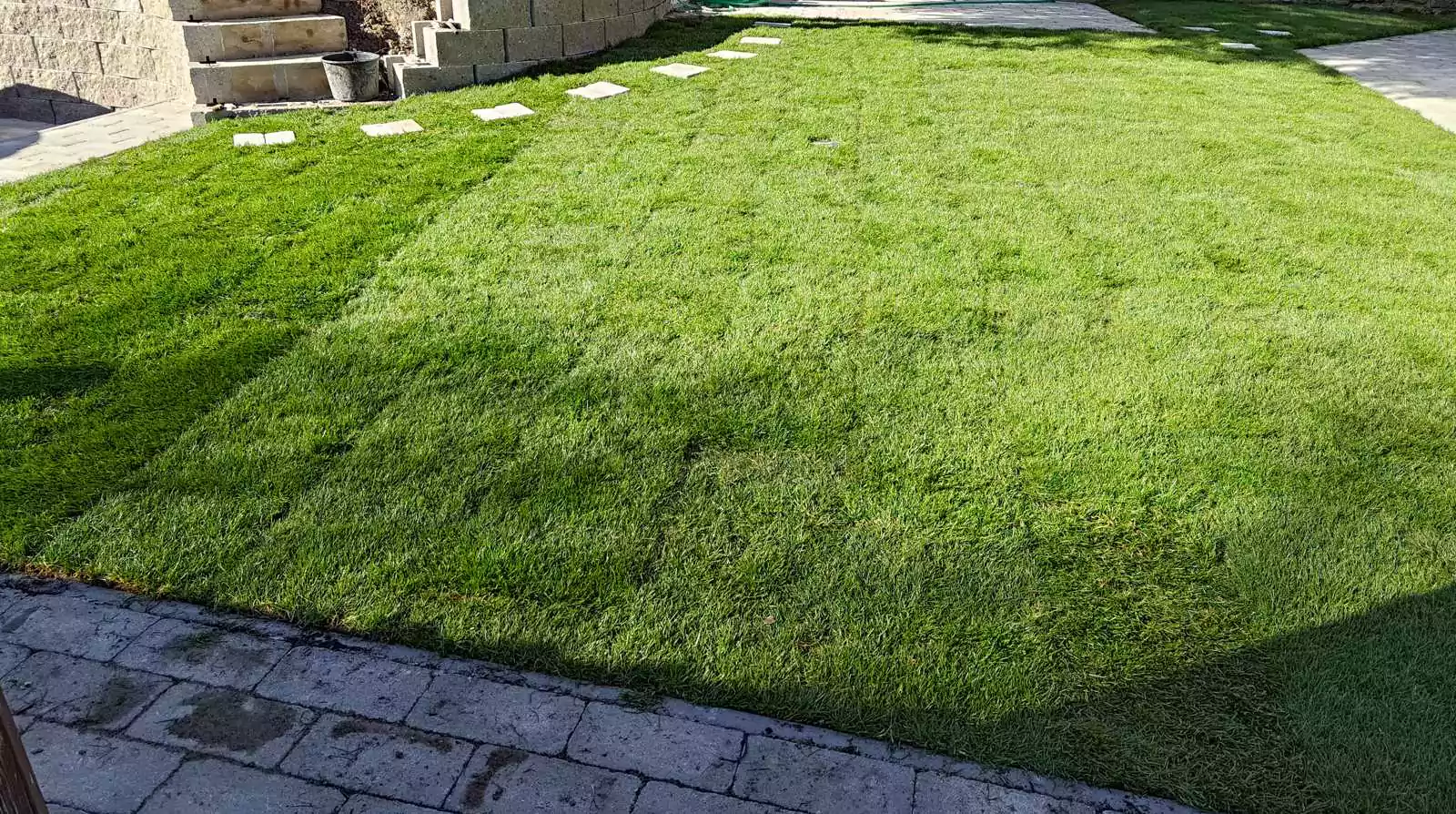 Pokládka travního koberce Brníkov. Zapravení základní vrstvy a leveling, pokládka travního koberce. slideshow9