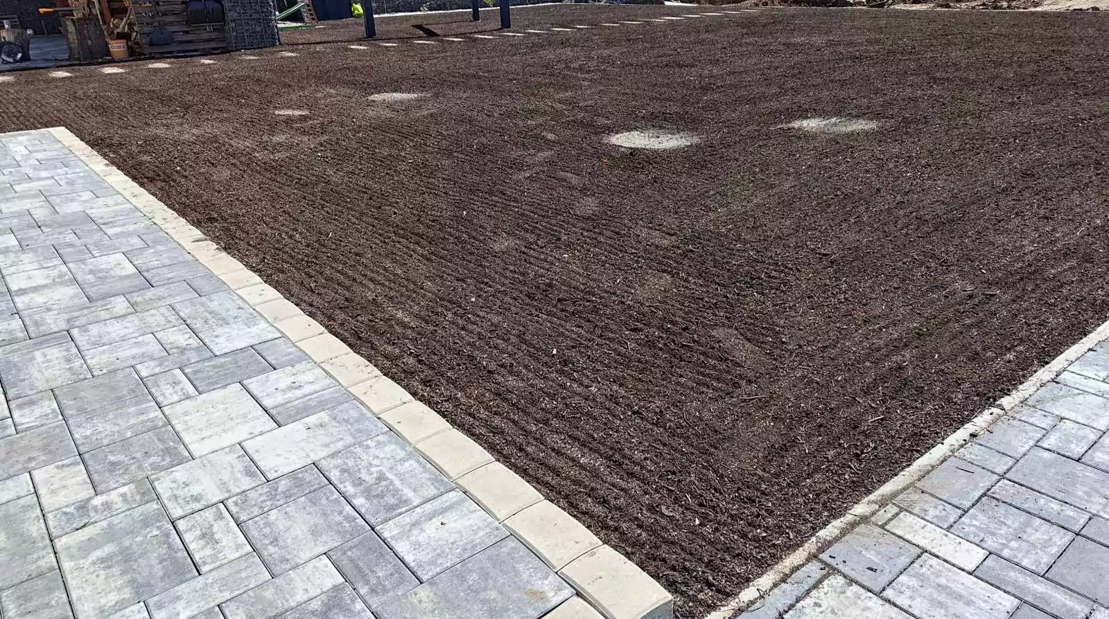 Založení trávníku výsevem Bukovice. Leveling, výsev trávníku.