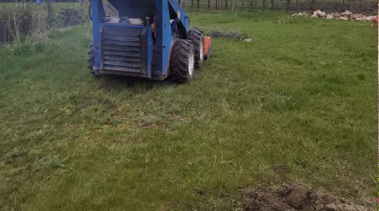 Terénní úpravy a založení nového trávníku. Trik byl ve svahovitém pozemku slideshow1