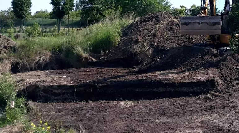 Terénní úpravy a založení nového trávníku. Trik byl ve svahovitém pozemku slideshow2